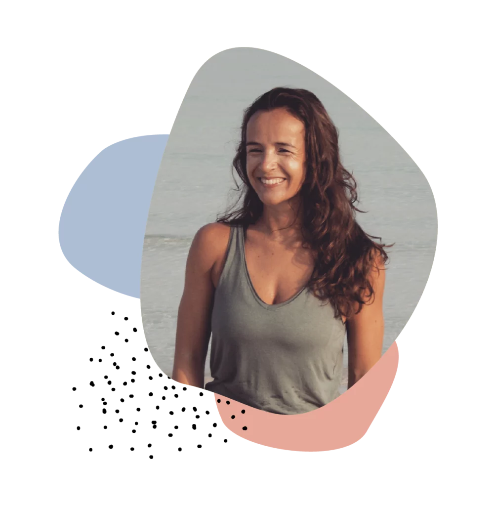 Portrait von Julia Reinke, Yogalehrerin bei der Midwifery mit grafischen Kreisen und Punkten um sie herum.