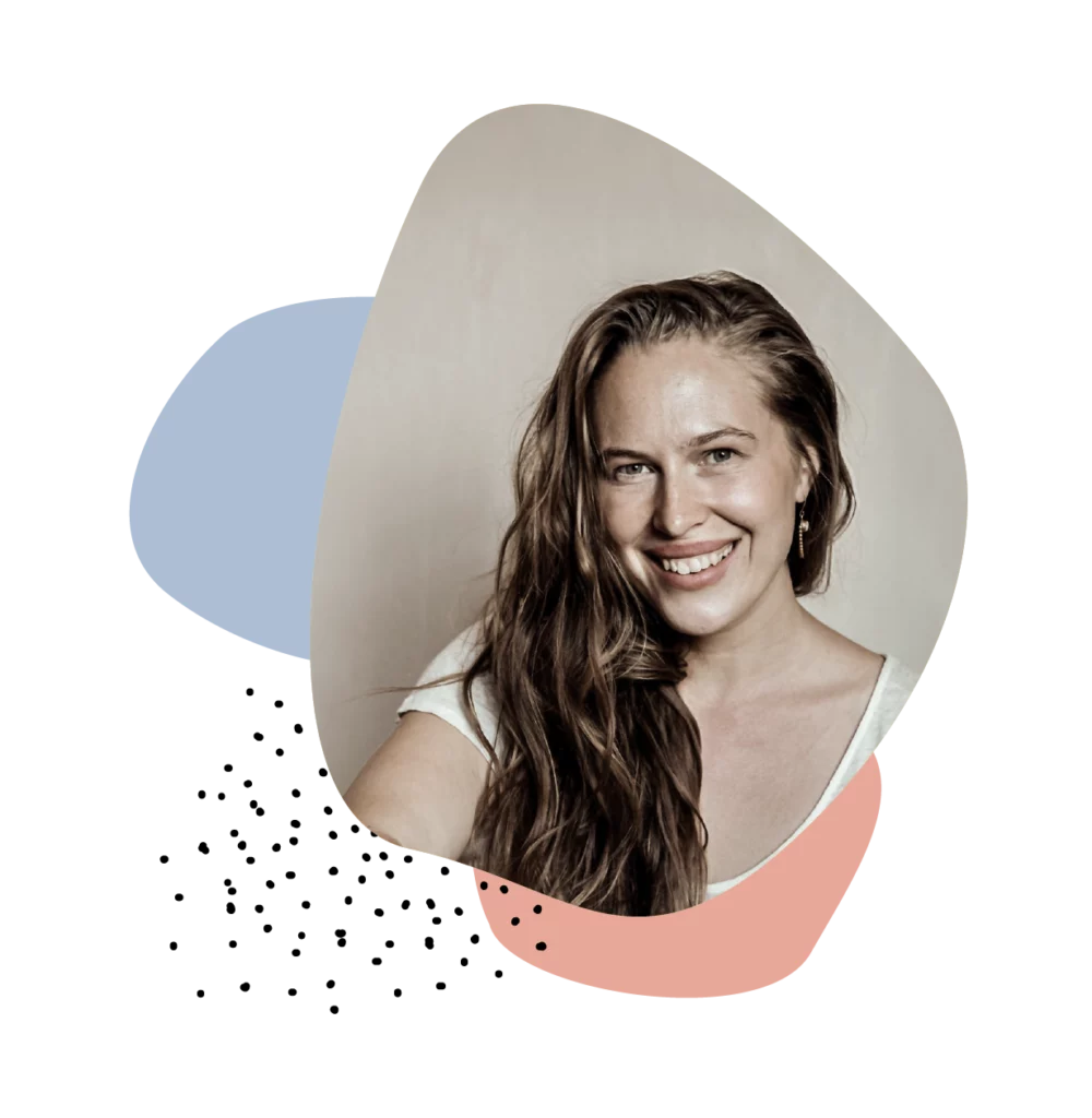Portrait von Cecilia Sefzig, freie Hebamme bei der Midwifery mit grafischen Kreisen und Punkten um sie herum.