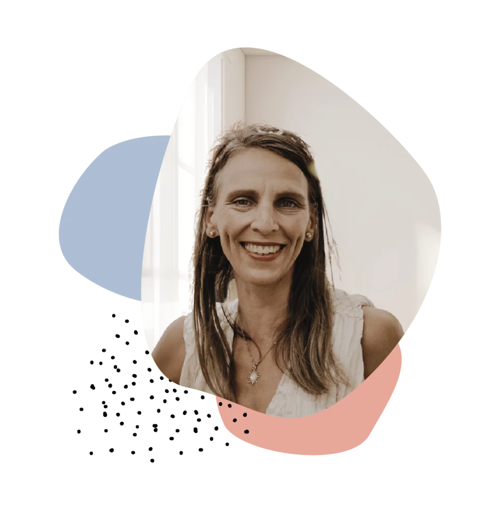 Portrait von Doula Andrea Scholaster, Expertin für Lebensübergänge, Ritualmeisterin bei der Midwifery mit grafischen Kreisen und Punkten um sie herum.