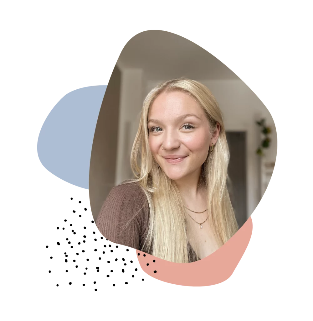 Portrait von Emily Selzer, Assistentin von Susanne Wallisch mit grafischen Kreisen und Punkten um sie herum