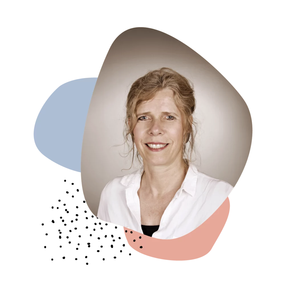 Portrait von Geesche Martin, freie Hebamme bei der Midwifery mit grafischen Kreisen und Punkten um sie herum.