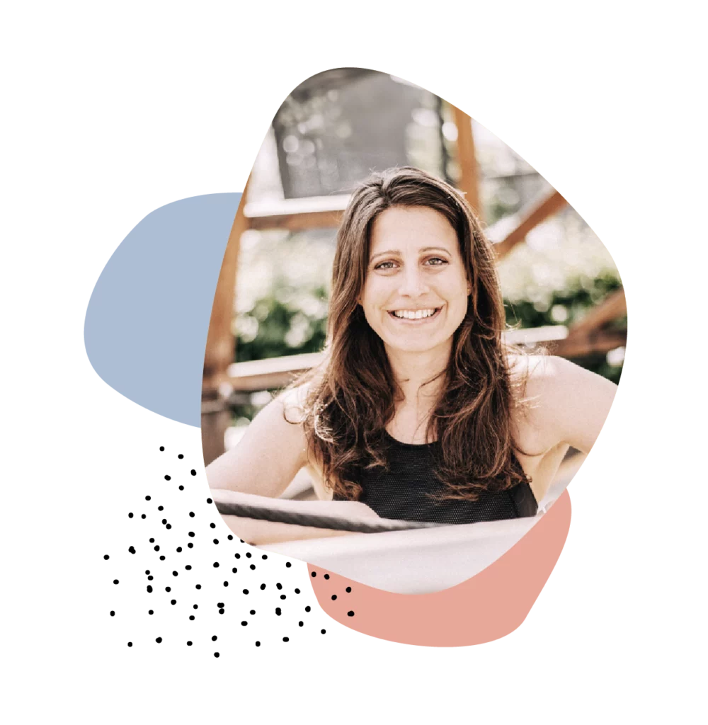 Portrait von Sarah Stein-Martin, Health and Fitness professional bei der Midwifery mit grafischen Kreisen und Punkten um sie herum.