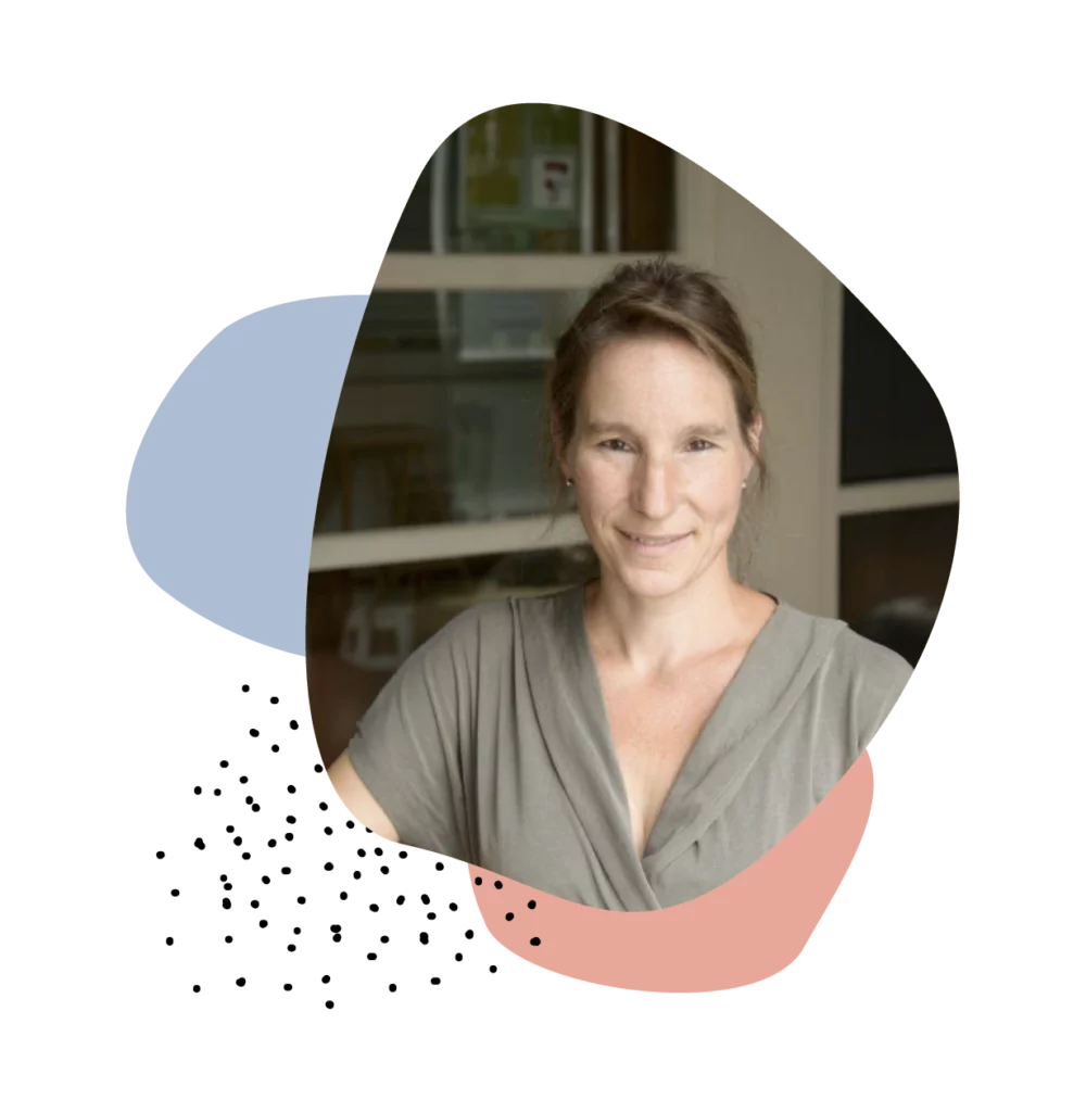 Portrait von Tanja Bussmann, freie Hebamme bei der Midwifery mit grafischen Kreisen und Punkten um sie herum.