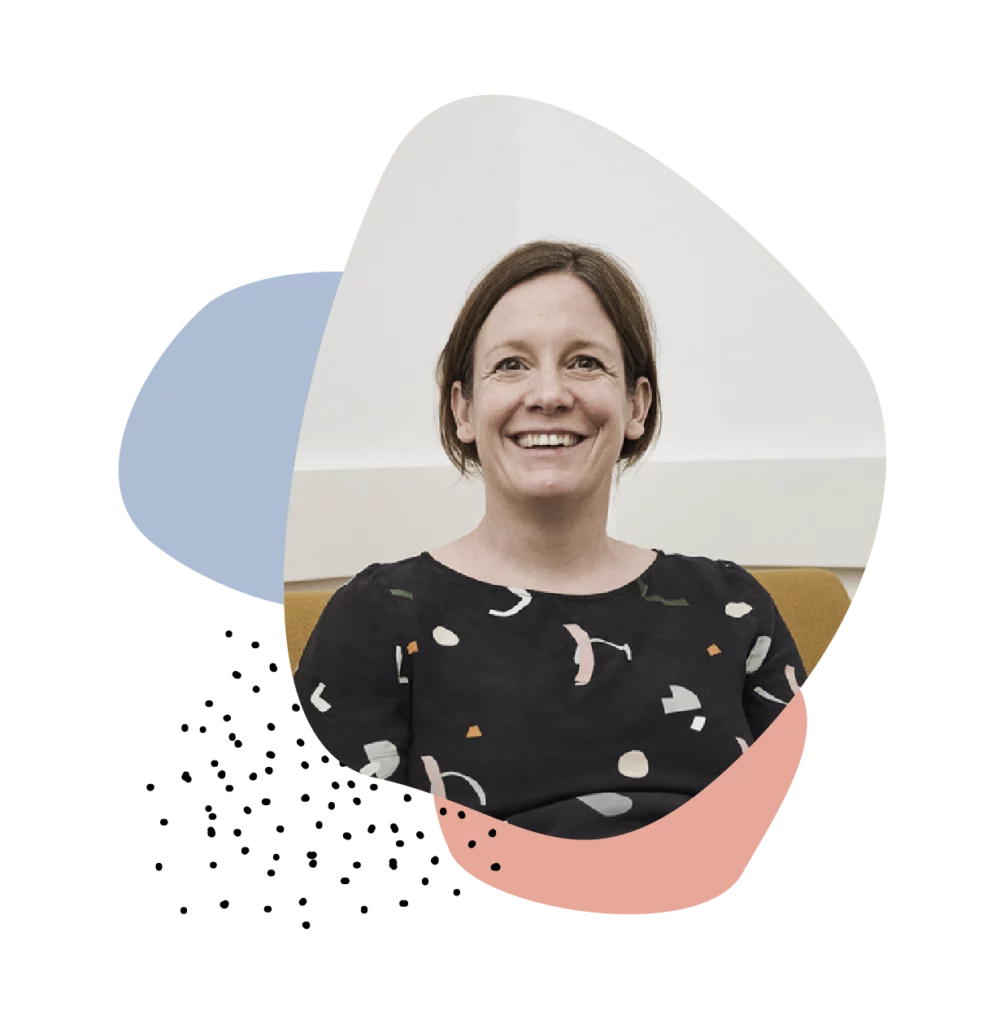 Portrait von Teresa Fischbach, DIE BABYEXPERTEN bei der Midwifery mit grafischen Kreisen und Punkten um sie herum.